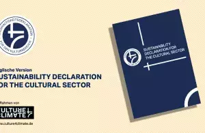 Eine Kachel mit dem Logo der Nachhaltigkeitsdeklaration für den Kulturbereich. Darunter das Logo des Projekts "Culture4Climate". Rechts daneben ein Mock-up der Nachhaltigkeitsdeklaration.