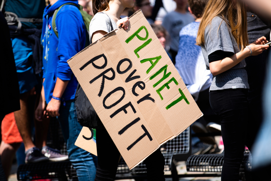 Menschen mit Plakat auf einer Klimaschutzdemonstration.