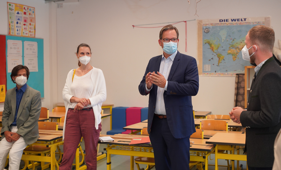 Das Bild zeigt den Parlamentarischen Staatssekretär Florian Pronold in einem Klassenzimmer der Grundschule Pullach.