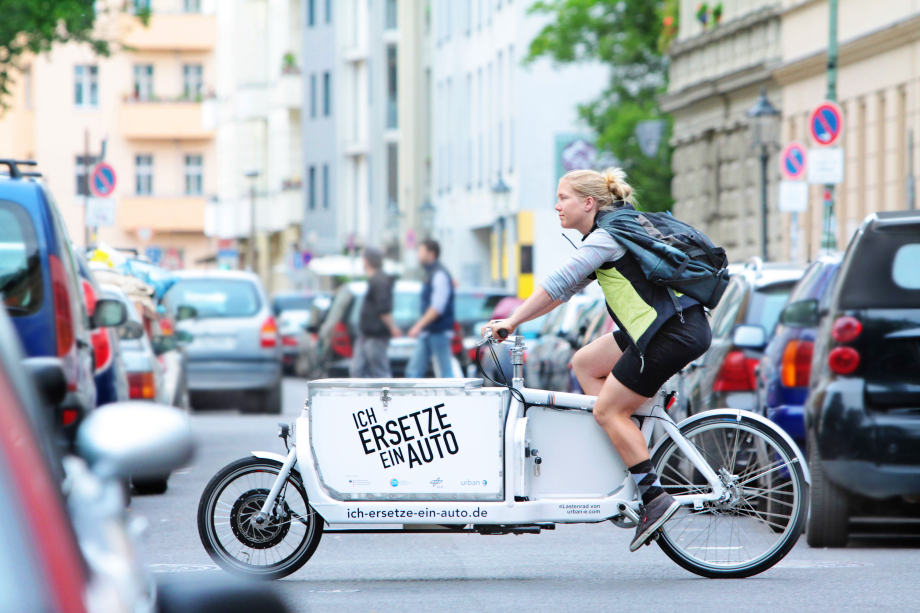 Das ist ein auto. Bike Courier автомобиль. Велосипед вместо машины. Bike Courier машина фото. Велосипедный грузовик ups.