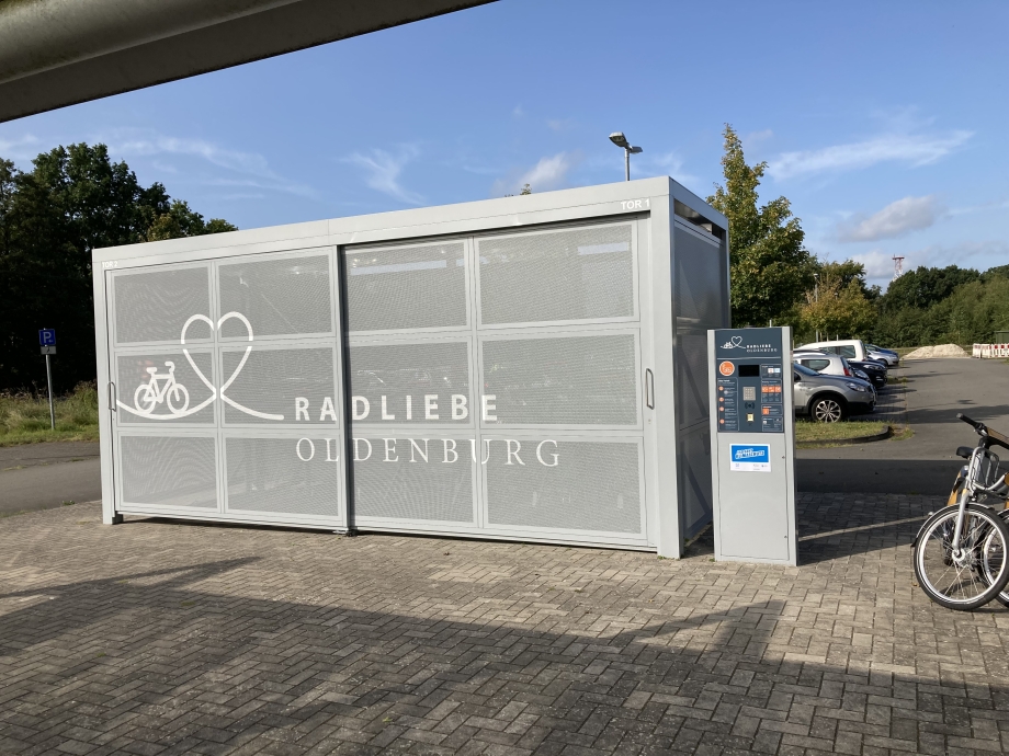 Fahrradsammelgarage mit der Aufschrift Radliebe Oldenburg