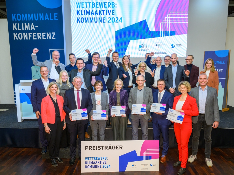 Gruppenfoto der Gewinner des Wettbewerbs "Klimaaktive Kommune 2024"