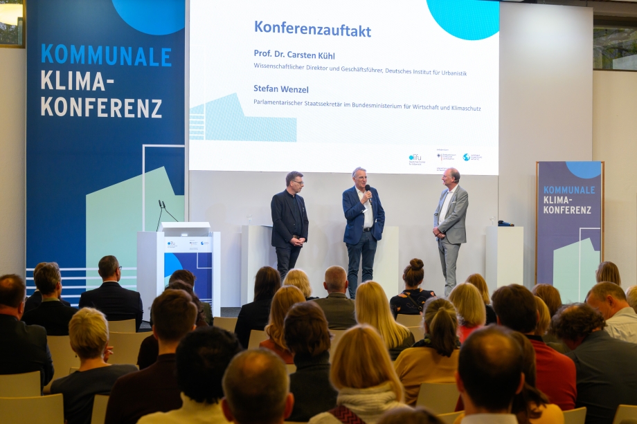 Konferenzauftakt mit Stefan Wenzel (Mitte), Prof. Dr. Carsten Kühl (links) und Moderator Sven Plöger (rechts)