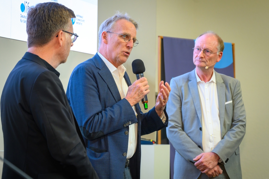 Stefan Wenzel (Mitte), Prof. Dr. Carsten Kühl (links) und Moderator Sven Plöger (rechts) 