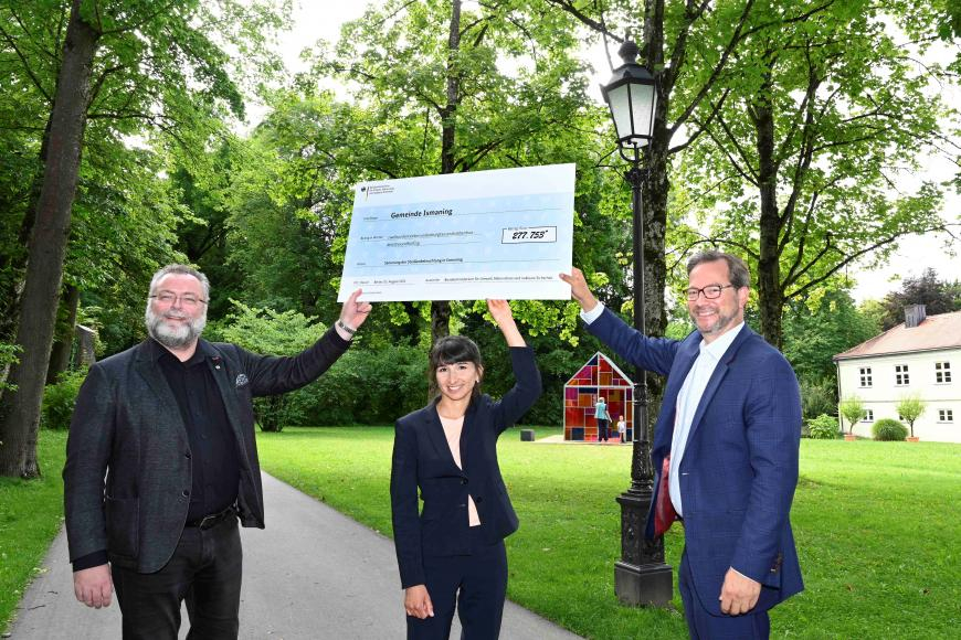 Das Bild zeigt den Parlamentarischen Staatssekretär Florian Pronold bei der Förderscheckübergabe mit der Bundestagsabgeordneten Bela Bach und dem Bürgermeister Dr. Alexander Greulich.