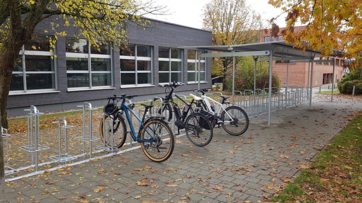 Radabstellanlage am Ev. Blaulach-Gymnasium mit angeschlossenen Fahrrädern