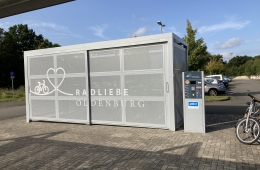 Fahrradsammelgarage mit der Aufschrift Radliebe Oldenburg