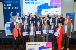 Gruppenfoto der Gewinner des Wettbewerbs "Klimaaktive Kommune 2024"