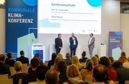 Konferenzauftakt mit Stefan Wenzel (Mitte), Prof. Dr. Carsten Kühl (links) und Moderator Sven Plöger (rechts)