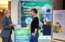 Erfahrungsaustausch am Stand der Agentur für kommunalen Klimaschutz