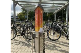 Servicestation für Fahrräder, im Hintergrund sind Fahrräder zu sehen 