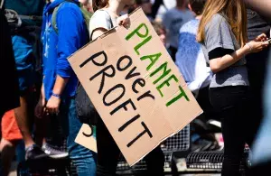 Menschen mit Plakat auf einer Klimaschutzdemonstration.