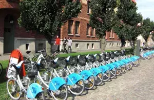 Das Bild zeigt ein öffentliches Fahrrad-Verleihsystem.