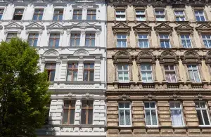 zwei fast identische Häuser nebeneinander, eines mit einer unrenovierten Fassade, eines mit einer ganz neuen Fassade