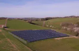 Eine Solarenergie-Freiflächenanlage auf einer Wiesenfläche